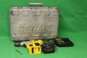 lot 161 image: DWALT  12 CORDLESS HAMMER DRILL  DW006  BAD BATTERY WITH CARRY CASE