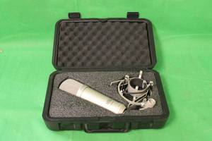 lot 169 image: MXL 909 UNI-DIRECTIONAL CONDENSER GOLD DIAPHRAGM  MICROPHONE  WITH CARRY CASE