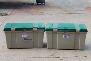 lot 194 image: TOTAL OF 2 RUBBERMAID 27 GAL.  STORAGE TOTES WITH LIDS