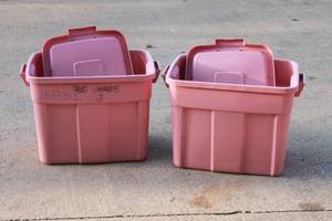lot 196 image: TOTAL OF 2 RUBBERMAID ROUGHNECK 18 GAL. STORAGE TOTES ITH LIDS