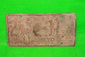 lot 201 image: 1962 BUCKING HORSE YOMING LICENSE PLATE