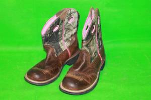 lot 204 image: ARIAT WOMEN WESTERN FATBABY BOOTS SIZE 9B