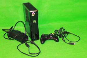 lot 230 image: XBOX 360 S GAME CONSOLE 1439 WITH CONTROLLER