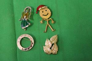 lot 248 image: 4 BROOCHES