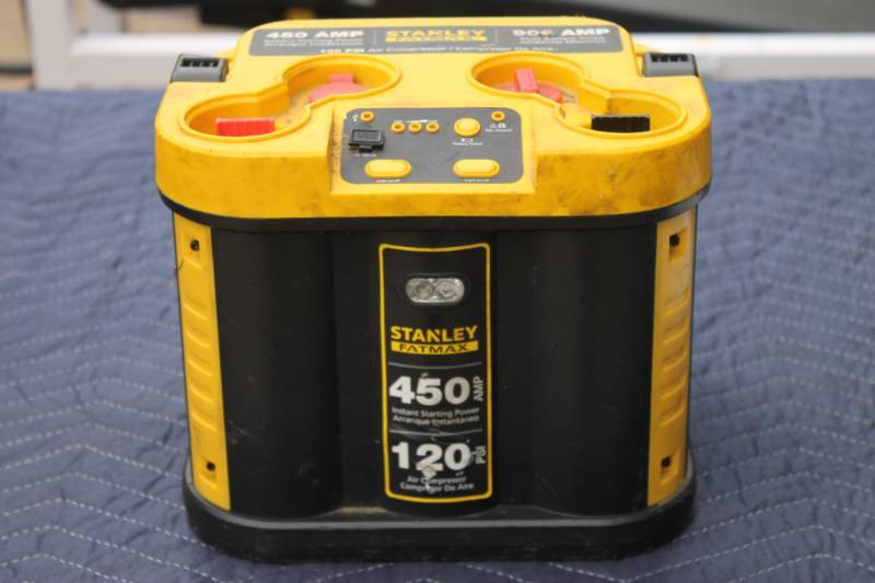 STANLEY FATMAX 450AMP BATTERY JUMP START WITH 120 PSI AIR COMPRESSOR AND  USB PHONE CHARGING PORT .R JUST IN TIME FOR CHRISTMAS AUCTION***TEXT  