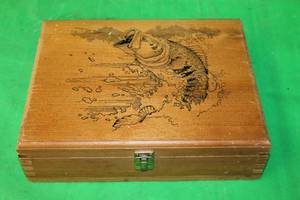 lot 21 image: WOODEN FISH DESIGN STORAGE CASE 11L X 9W X 3D