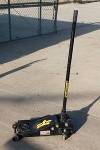 lot 33 image: GIBSON 2 TON LOWPROFILE HYDRUALIC CAR JACK