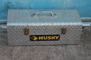 lot 41 image: HUSKY DIAMOND PLATE ALUMINUM TOOL BOX
