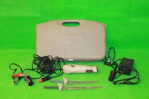 lot 47 image: RAPALA DELUXE ELECTRIC FILET KNIFE WITH CARRY CASE