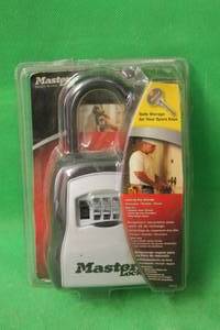 lot 50 image: MASTER LOCK 78413 LOCKING KEY STORAGE LOCK BOX