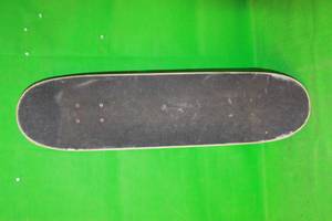 lot 100 image: TEAM BEACH BODY SKATE BOARD