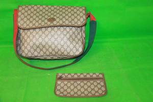 lot 152 image: VINTAGE GUCCI SUPREM SHERRY WEB LAPTOP SHOULDER BAG SERIAL # 019-39-0091 AUTHENTICITY UNKNOWN