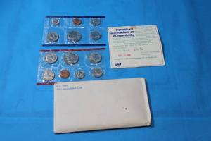 lot 238 image: 1981 UNCIRCULATED COINS WITH PERPETUAL GUARANTEE OF AUTHENTICITY