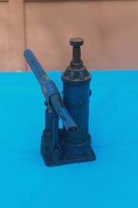 lot 7 image: VINTAGR TITAN HYDRAULIC JACK
