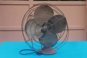 lot 10 image: VINTAGE GENERAL ELECTRIC  OSCILLATING 4 BLADE TABLE FAN , 21 H