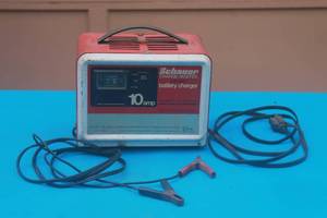 lot 20 image: VINTAGE SCHAUER CHARGE- MASTER SOLID STATE BATTERY CHARGER 10AMP