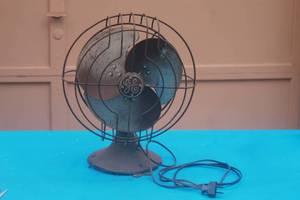 lot 22 image: VINTAGE GENERAL ELECTRIC OSCILLATING 3- BLADE FAN, 16H