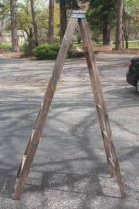lot 27 image: 6FT WOOD LADDER