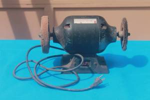 lot 28 image: VINTAGE DOUBLE END BENCH  GRINDER-BUFFER