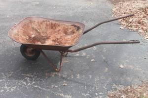lot 30 image: VINTAGE METAL WHEELBARROW