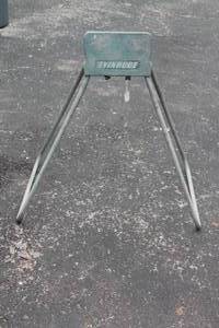 lot 35 image: VINTAGE ERVINRUDE OUTBOARD MOTOR STAND