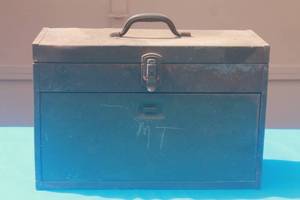 lot 42 image: VINTAGE KENNEDY KITS 3-DRAWER  MACHINIST CHEST  METAL TOOL BOX