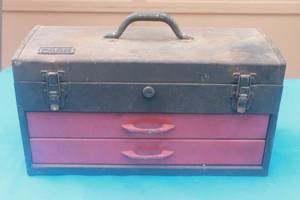 lot 43 image: VINTAGE PARK METAL 2-DRAWER TOOL BOX WITH CONTENTS  SEE PICS