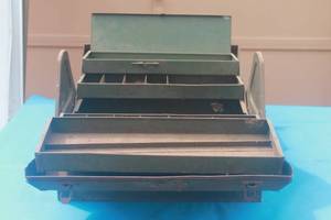 lot 44 image: VINTAGE METAL 3-TRAY CANTILEVER TOOL BOX CHEST