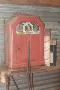 lot 50 image: LINCOLN ELECTRIC AC225 WELDER WITH ELECTRODE STICKS ,WELDING&BRAZING STICKS AND RED WELDING GLOVES
