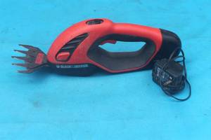 lot 51 image: BLACK 7 DECKER SSC1000 TYPE 1 CORDLESS GRASS SHEAR
