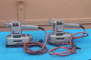 lot 52 image: TOTAL OF 2 VINTAGE  BLACK & DECKER 7420 DELUXE DUAL ACTION FINISHING SANDERS