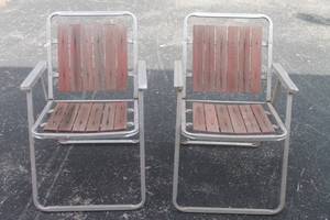 lot 62 image: TOTAL OF 2 - 1960S RETRO WOOD SLATTED ALUMINUM FOLDING LAWN CHAIRS