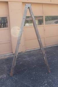 lot 67 image: 70 H WOOD LADDER