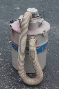 lot 81 image: VINTAGE MASTER MECHANIC METAL BASE WETDRY VACUUM