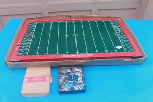 lot 190 image: VINTAGE TUDOR TRU-ACTION METAL ELECTRIC FOOTBALL GAMER WITH METAL PLAYERS