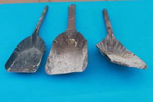 lot 98 image: TOTAL OF 3 VINTAGE COAL SHOVELS
