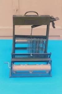 lot 109 image: VINTAGE STRUCTO ARTCRAFT LOOM WEAVING MACHINE