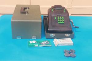 lot 113 image: VINTAGE VICTOR PORTABLE TYPEWRITER EXCHANGE CASH REGISTER WITH CARRY CASE & ACCESSORIES