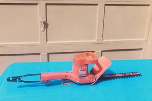 lot 116 image: BLACK & DECKER SHRUB & HEDGE TRIMMER 8114
