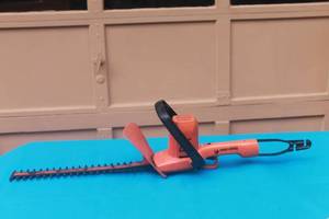 lot 117 image: BLACK & DECKER 16 CUT HEDGE TRIMMER 8124