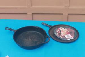 lot 121 image: TOTAL OF 2 VINTAGE LODGE CAST IRON 10.5 DIAM SKILLETS , MODEL 8SK,90G
