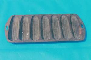 lot 127 image: VINTAGE CAST IRON CORNBREAD PAN
