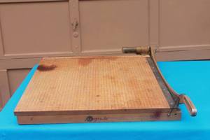 lot 134 image: VINTAGE INGENTO SOLID WOODCAST IRON No 1162 PAPER TRIMMER CUTTER