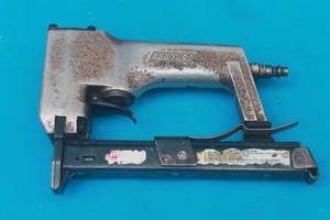 lot 138 image: VINTAGE DUO -FAST PNEUMATIC AIR STAPLE GUN