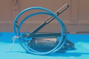 lot 139 image: VINTAGE IXL INLAND PUMP MFG RUNNING BOARD TIRE AIR PUMP ,OIL BEARING WITH PARKER PUSH LOK HOSE