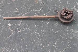 lot 141 image: VINTAGE NYE 1208 PIPE THREADER WITH WOOD  HANDLE