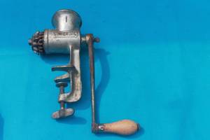 lot 143 image: VINTAGE UNIVERSAL MEAT GRINGER