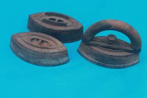 lot 144 image: TOTAL OF 3 VINTAGE MRS.POTTS CAST IRON, IRON BASES ,6.5 ( WITH ONE REMOVEABLE WOOD HANDLE )