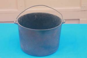 lot 145 image: VINTAGE WAGNER WARE SYDNEY CAST IRON FLAT BOTTOM HANDLE KETTLE 6H