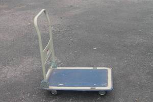 lot 153 image: HAULMASTER 330LB CAPACITY FOLDING PLATFORM TRUCK  19 X 29